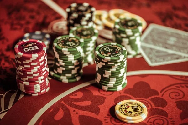 Live dealer at Caribbean Stud Poker table on ekajitu platform